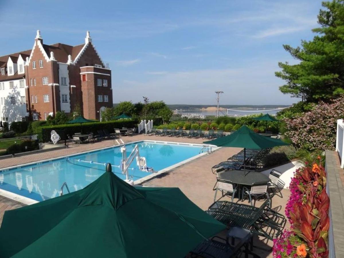 Montauk Manor Hotel Bagian luar foto The pool at the Ocean House