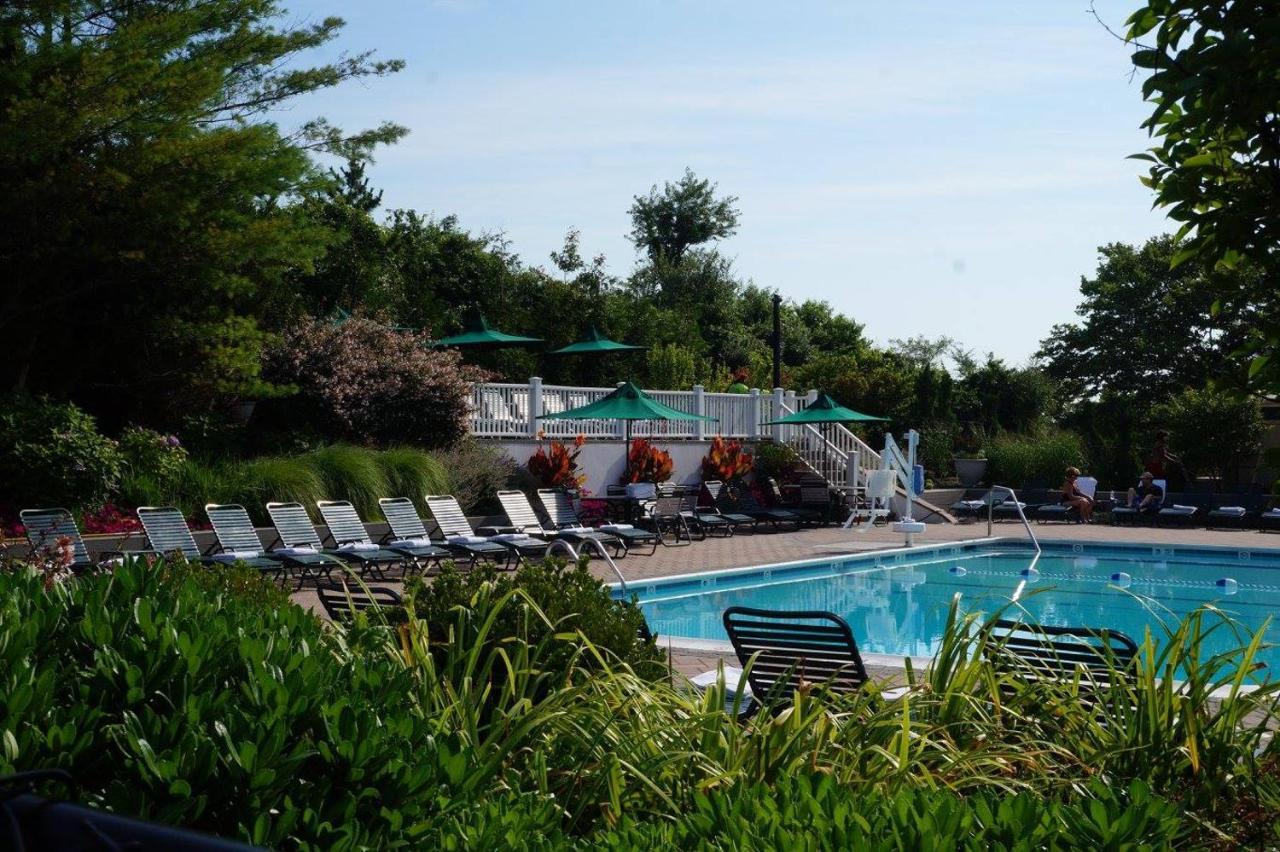 Montauk Manor Hotel Bagian luar foto The pool at the Ocean House