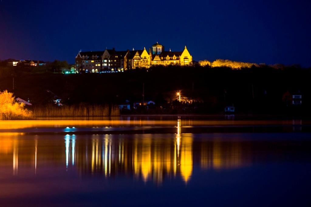 Montauk Manor Hotel Bagian luar foto The Ocean House at night