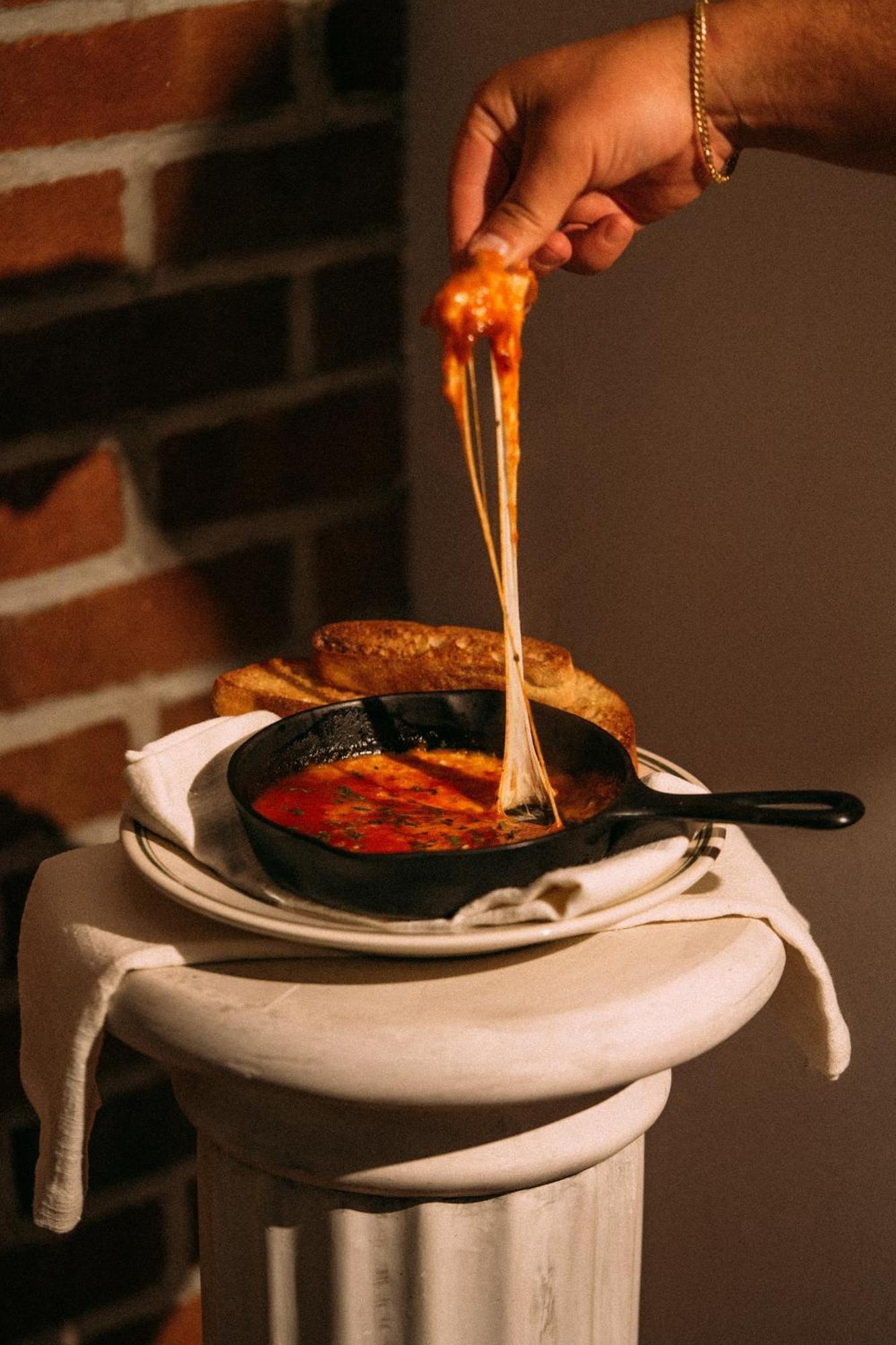 Montauk Manor Hotel Bagian luar foto A cast iron skillet with a handle