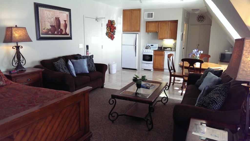 Montauk Manor Hotel Ruang foto A living room in a typical apartment at the complex