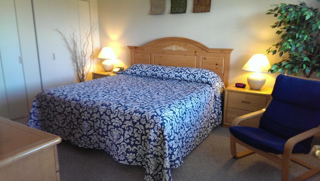 Montauk Manor Hotel Ruang foto A bed with a duvet