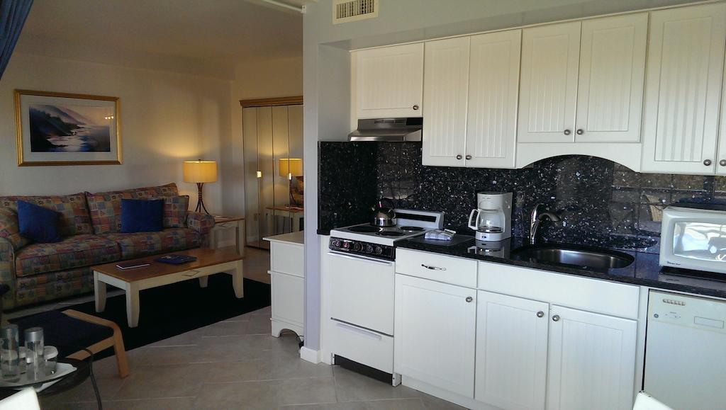 Montauk Manor Hotel Ruang foto A typical kitchen in a hotel