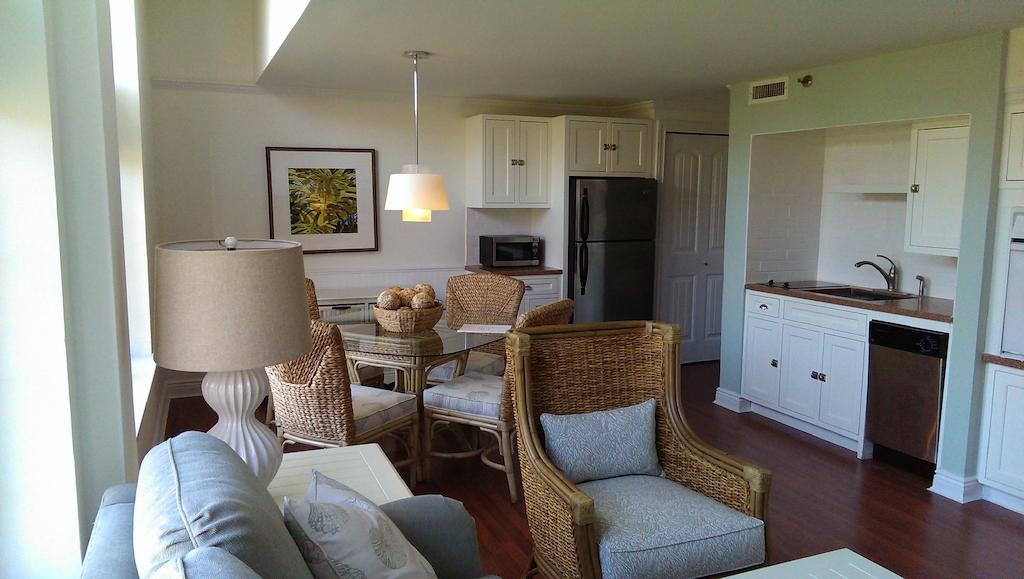 Montauk Manor Hotel Ruang foto A typical interior of a condo at the Ocean Club