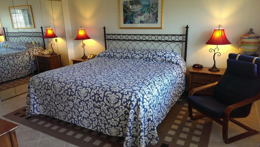 Montauk Manor Hotel Ruang foto A bed with a bedsheet