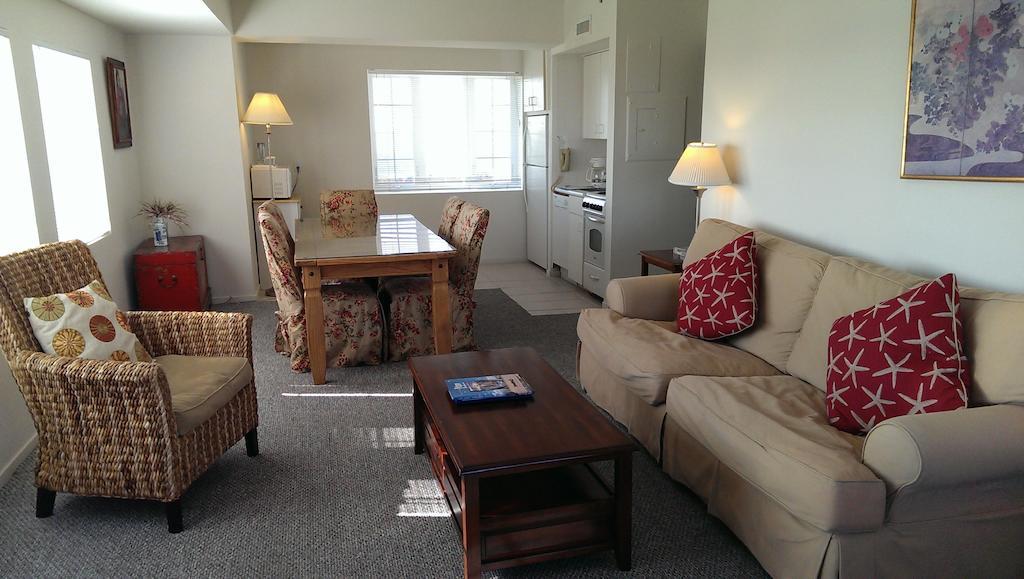 Montauk Manor Hotel Bagian luar foto A living room in a typical apartment at the Inn at the Opera
