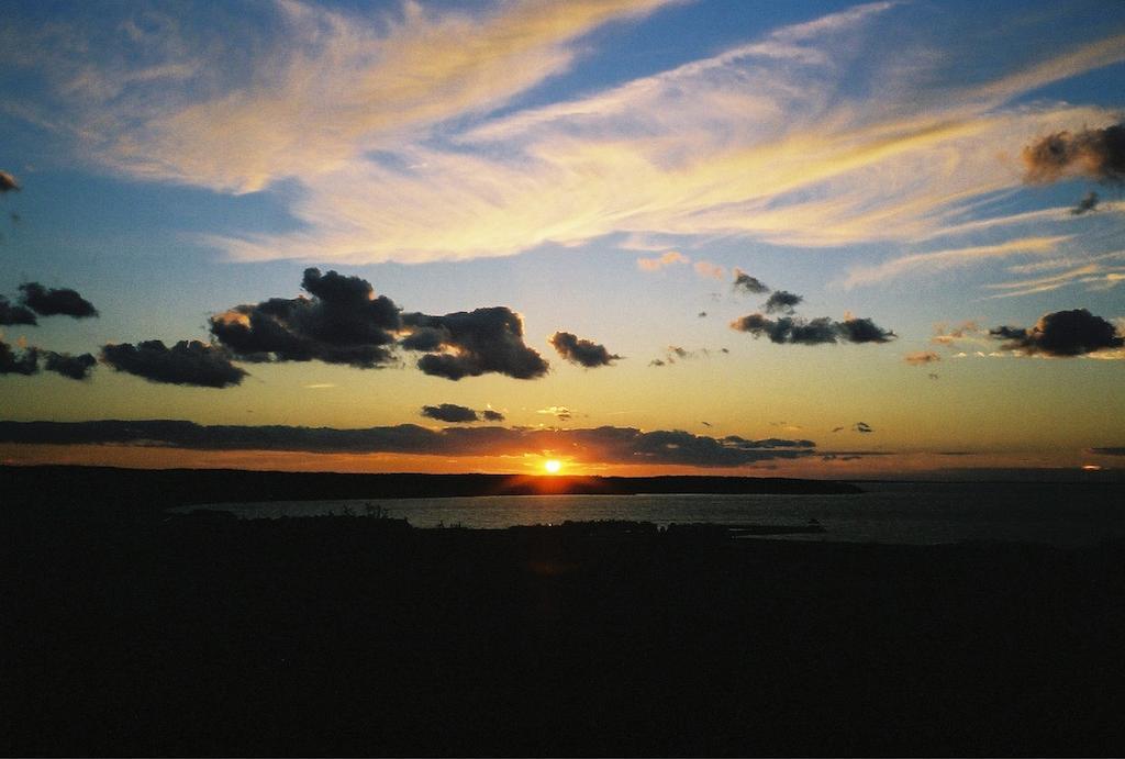 Montauk Manor Hotel Bagian luar foto Sunset over the Atlantic Ocean