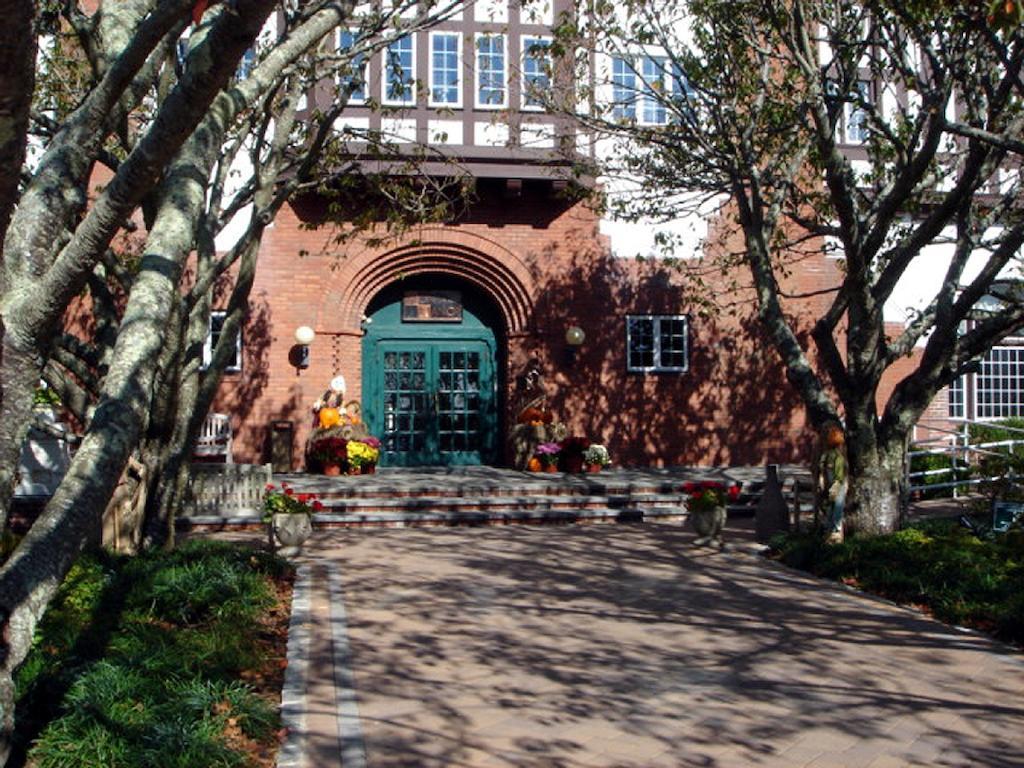 Montauk Manor Hotel Bagian luar foto The entrance to the school