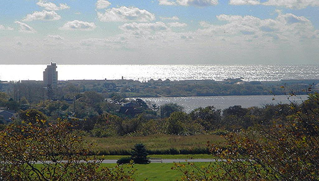 Montauk Manor Hotel Bagian luar foto View of the Atlantic Ocean from the park