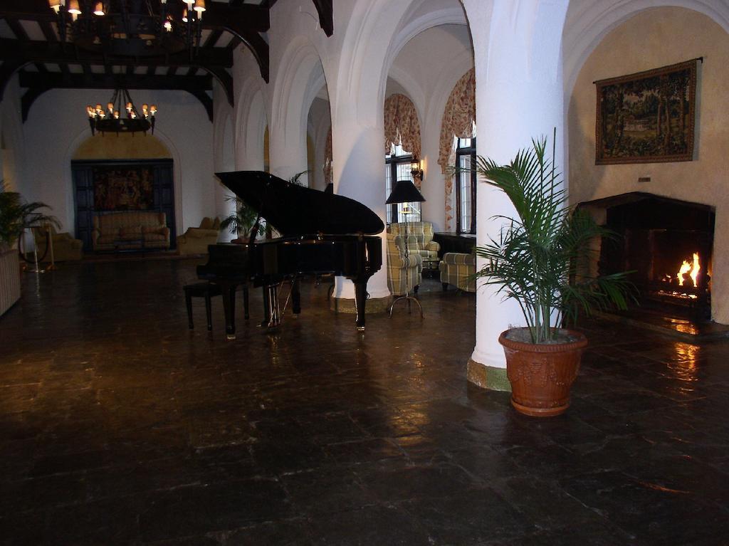 Montauk Manor Hotel Bagian luar foto The lobby of the Hotel del Monte