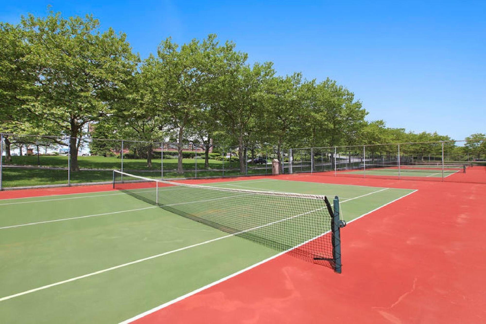 Montauk Manor Hotel Bagian luar foto Tennis courts at the club