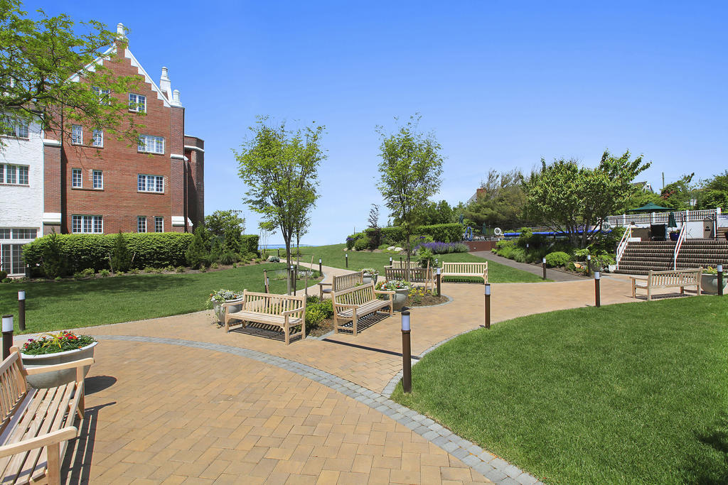 Montauk Manor Hotel Bagian luar foto The Village Green