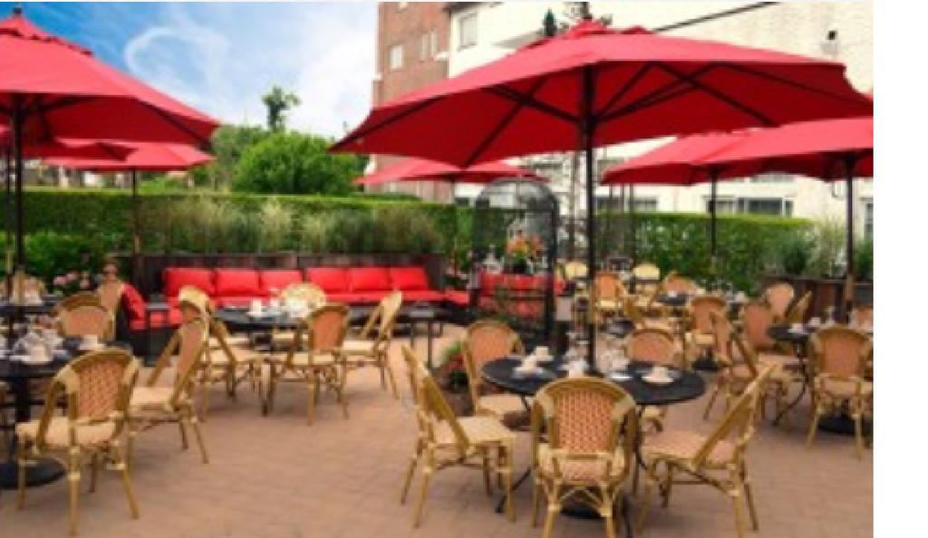Montauk Manor Hotel Bagian luar foto The patio at the restaurant