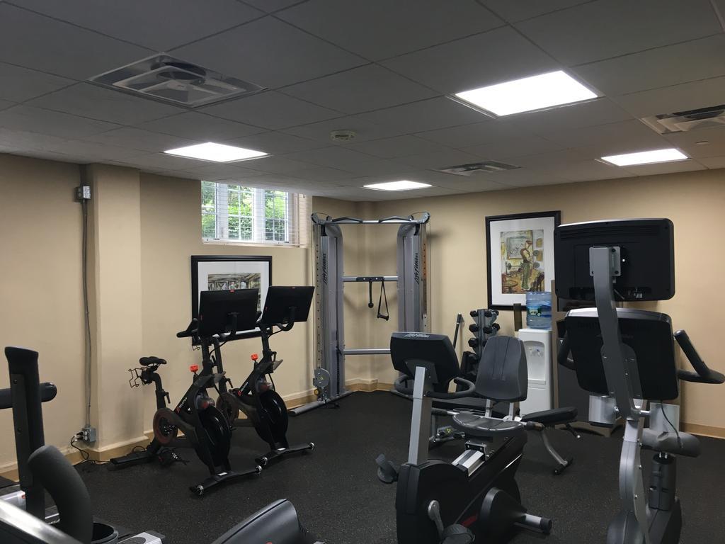 Montauk Manor Hotel Bagian luar foto The gym at the school