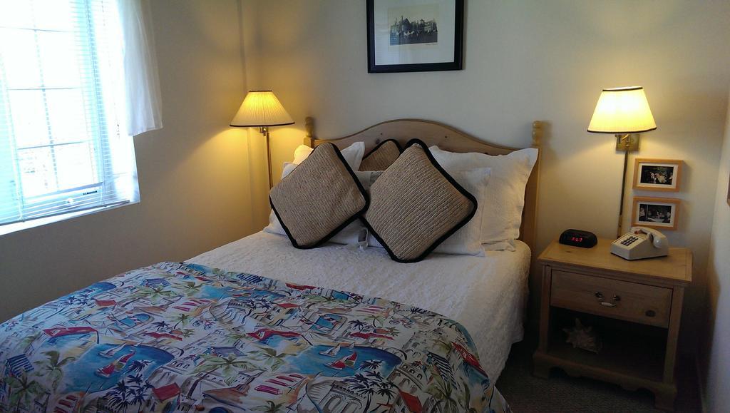 Montauk Manor Hotel Bagian luar foto A bedroom at the Inn at the Opera